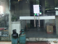 合肥一沿街商鋪便當店起火 消防拎出兩個煤氣罐