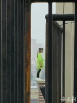 女子因夫妻感情不和欲跳楼轻生  民警和消防队员成功解救