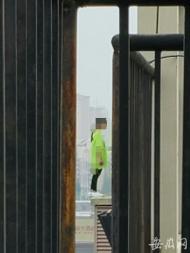 女子因夫妻感情不和欲跳樓輕生  民警和消防隊員成功解救