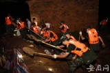 武警合肥支队400余名官兵驰援铜陵抗洪 连夜加固堤坝1500米
