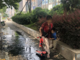 合肥潜山路与望江西路交口附近一窨井盖冒污水 影响通行