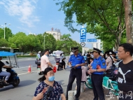 大考2020｜合肥二中考點 城管隊員值守考點嚴禁商家散發小廣告