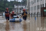 歙县患者就医遭洪水阻断道路 消防员开船接送