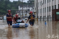 歙縣患者就醫遭洪水阻斷道路 消防員開船接送