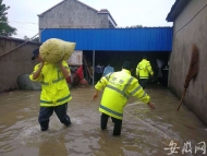 民警涉水當起“搬運工“  幫村民轉移3000多斤稻谷
