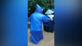 庐江：民警刚背着被困老人离开 身后土墙即倒塌