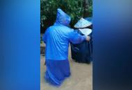 廬江：民警剛背著被困老人離開 身后土墻即倒塌