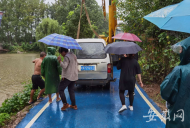雨天路滑小客車不慎落水 合肥防汛值守人員發現后緊急救援