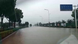 合肥杭州路上海路交口附近积水严重 车辆小心翼翼驶过