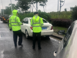 合肥柏堰湖湿地公园北门 众多私家车因违停被贴罚单