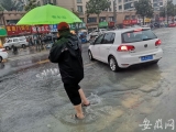 合肥经开区笔峰路又淹了 窨井盖往外冒臭水（视频）