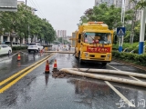 合肥肥西路（北一环北侧）出现积水   交警进行临时交通管制