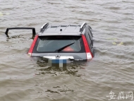 司機打瞌睡駕車墜湖   熱心男子跳湖砸車窗救人