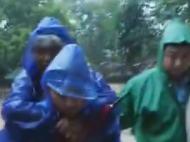 廬江：民警剛背著被困老人離開，身后土墻即倒塌