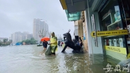 合肥銀河灣小區門口積水快到腰部位置 10多家沿街門面積水