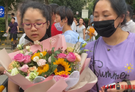 大考2020| 妹妹手捧向日葵迎接姐姐 祝姐姐能金榜題名