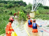合肥云谷路与蓬莱路道路积水严重 消防紧急排水