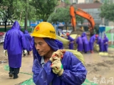 合肥南淝河铜陵路桥下游河堤发生渗漏  百余人正在抢险