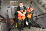 大考2020|歙县二中考点：考生受伤，由武警官兵接力背进考场