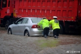 因强降雨 巢湖半汤高速桥下实行交通管制