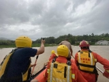 暴雨袭黄山，消防员紧急救援转移群众50余人