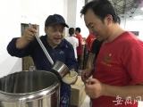 “乡亲们辛苦了”  志愿者为抗洪抢险的铜陵老乡送早点