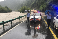 旌德持續大到暴雨 公交車因降雨暫停運營