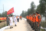 海軍安慶醫(yī)院為望江縣抗洪護(hù)堤官兵送醫(yī)送藥