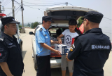 初一学生上大堤要当志愿者，被民警劝回后留下两箱奶