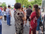 ​​大考2020｜家长穿旗袍戴“高考必胜”口罩 祝福孩子高考顺利