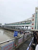阜南濛洼二线民工上堤  每公里堤防20至30人