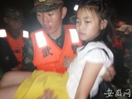 涇縣村莊嚴重內澇 武警官兵連夜轉移受困群眾167人
