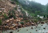 受强降雨影响 S362线太湖县两处山体塌方交通暂时中断