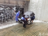 雨急地凹，六安一小区车库变成“水帘洞”