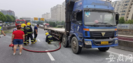 货车行驶途中突然起火 芜湖交警紧急扑救
