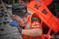 無為楊塘圩塌方300米長 武警官兵冒雨搶險