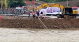 泾县一老人心脏病突发道路被淹  消防架设绳索救援通道