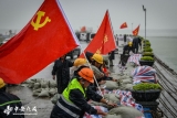 【防汛救灾第一线】 暴雨中 他们是巢湖大堤上的“钢铁堤坝”