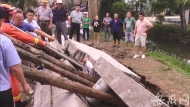 馬路邊3米高圍墻倒塌  挖墻根者下半身被埋壓