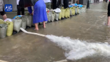 地下车库积水严重 小区物业凌晨四点动用7台水泵进行抽水