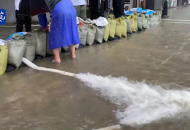 地下車庫積水嚴重?小區物業凌晨四點動用7臺水泵進行抽水