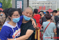 大考2020|高考結(jié)束 家長考生紛紛在考點(diǎn)門外拍照留念