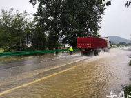 受強降雨影響，池州G236線殷匯龍山口路段被淹 