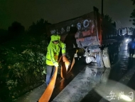 防汛車側滑被困水溝 蕪湖交警緊急救援