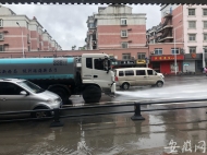 合肥臨泉路與郎溪路交口大部分積水已退 環衛工人在清理路面淤泥