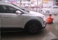 六安一環衛工人被一轎車碰撞 已被120救護車送醫
