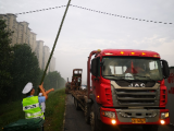 电缆线垂落 芜湖交警托举数小时保障防汛救援车辆通行