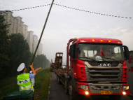 电缆线垂落 芜湖交警托举数小时保障防汛救援车辆通行