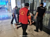男子因脑积水晕倒在六安火车站出站口，救人十万火急