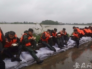 豐樂河已超警戒水位  武警官兵雨中吃飯后繼續固堤